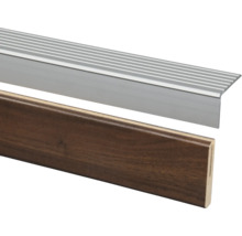 Aluminium trapprofiel met geribbelde bovenzijde naast een vloerbedekking met houtlook.