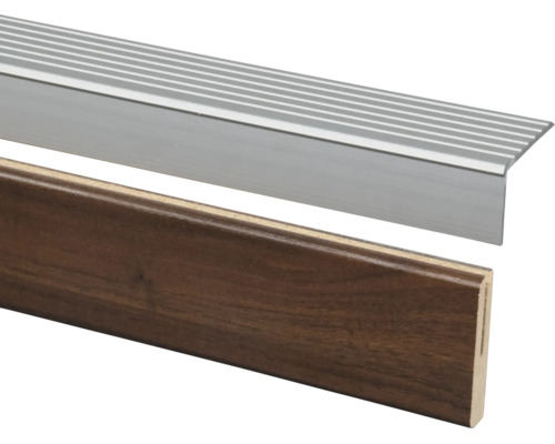 Aluminium trapprofiel met geribbelde bovenzijde naast een vloerbedekking met houtlook.