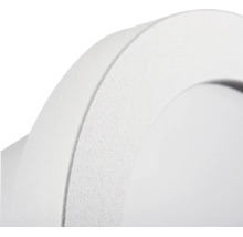 Detailopname van een ronde, witte led-inbouwlamp met een mat, gestructureerd oppervlak.