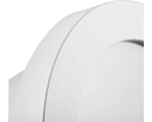 Detailopname van een ronde, witte led-inbouwlamp met een mat, gestructureerd oppervlak.