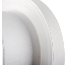 Detailopname van een ronde lamp met een gestructureerd oppervlak en een gladde rand.