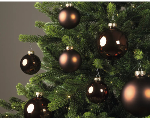 Kerstboom versierd met matte en glanzende bruine kerstballen.