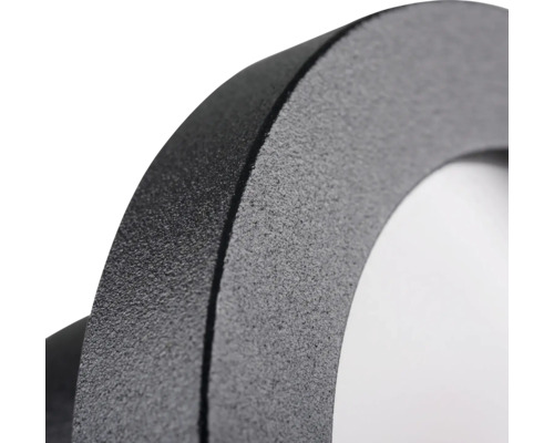 Close-up van een ronde lamp met een gestructureerd, mat oppervlak.