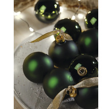 Donkergroene kerstballen in matte en glanzende uitvoering met gouden linten en feestelijke verlichting.