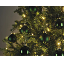Kerstboom versierd met donkergroene matte en glanzende kerstballen en een warmwitte led-lichtsnoer.