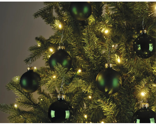 Kerstboom versierd met donkergroene matte en glanzende kerstballen en een warmwitte led-lichtsnoer.