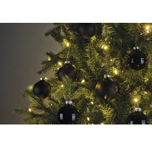 Kerstboom met warmwitte verlichting en zwarte kerstballen in matte en glanzende uitvoering.