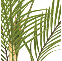 Detailopname van een kunstpalm met natuurgetrouwe bladeren en stengels.