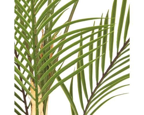 Detailopname van een kunstpalm met natuurgetrouwe bladeren en stengels.