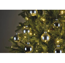 Kerstboom versierd met matte en glanzende kerstballen en warmwitte LED-verlichting.