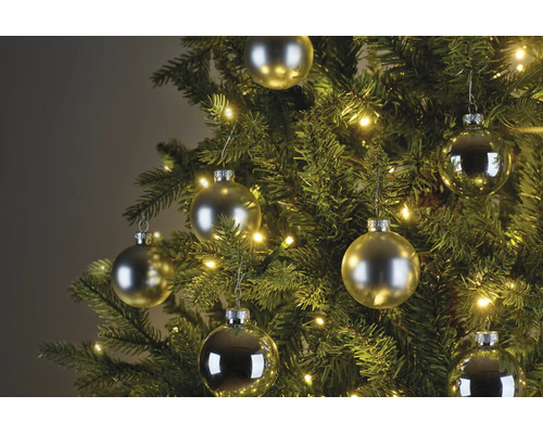 Kerstboom versierd met matte en glanzende kerstballen en warmwitte LED-verlichting.