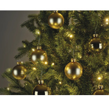 Kerstboom versierd met goudkleurige kerstballen in mat en glanzend en een warm witte lichtsnoer.