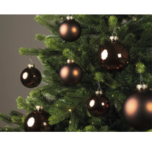 Kerstboom versierd met matte en glanzende bruine kerstballen.