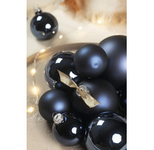 Zwarte kerstballen in verschillende maten, mat en glanzend, één bal versierd met een gouden strik.