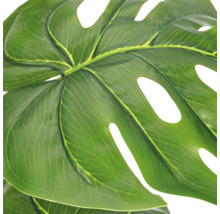 Detailopname van een kunstmatig Monstera-blad met nerven en karakteristieke gaten.