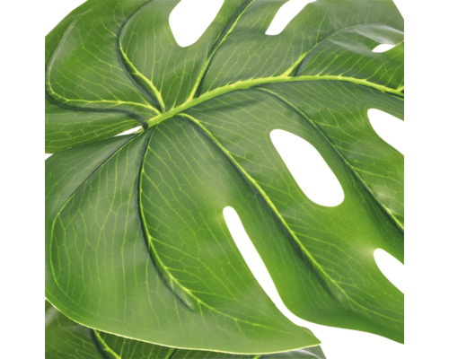 Detailopname van een kunstmatig Monstera-blad met nerven en karakteristieke gaten.