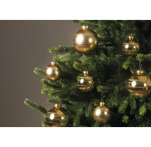 Kerstboom versierd met gouden kerstballen met glinsterende lijnen.