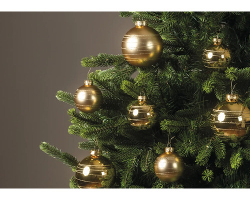 Kerstboom versierd met gouden kerstballen met glinsterende lijnen.