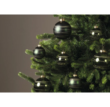 Donkergroene kerstballen met gouden glitterstrepen aan een kerstboom.