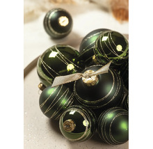 Groene kerstballen met gouden glitterstrepen, mix van matte en glanzende oppervlakken, feestelijke kerstboomversiering.