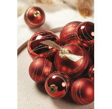 Rode kerstballen met horizontale glitterstrepen in matte en glanzende uitvoering.