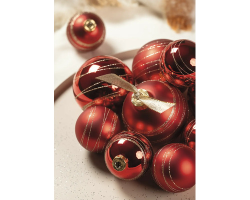 Rode kerstballen met horizontale glitterstrepen in matte en glanzende uitvoering.