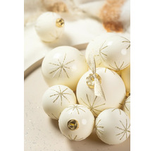 Crèmekleurige glazen kerstballen met goudkleurig glittersterpatroon in verschillende maten.