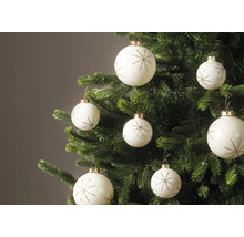 Witte kerstballen met gouden sterpatroon hangend aan de takken van een groene kerstboom.