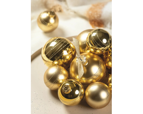 Gouden kerstballen in verschillende maten met glanzende en matte afwerking, deels gedecoreerd met glitterstrepen.
