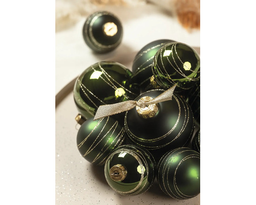 Groene kerstballen met gouden glitterstrepen, mix van matte en glanzende oppervlakken, feestelijke kerstboomversiering.