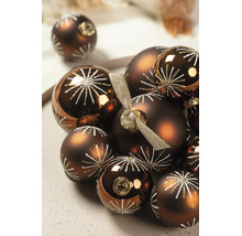 Bruine kerstballen met witte stermotieven in glanzende en matte uitvoering.