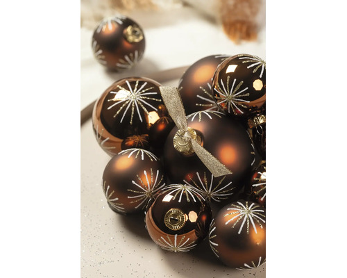 Bruine kerstballen met witte stermotieven in glanzende en matte uitvoering.