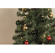 Kunstkerstboom met rode, groene en gouden kerstballen in glanzende en matte uitvoering en warmwitte LED-lampjes.
