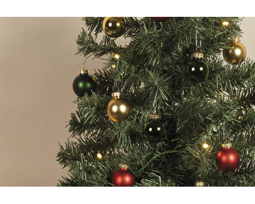 Kunstkerstboom met rode, groene en gouden kerstballen in glanzende en matte uitvoering en warmwitte LED-lampjes.