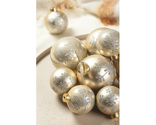 Kerstballen in champagnekleur met zilveren glitter sneeuwvlokken in verschillende maten en afwerkingen.
