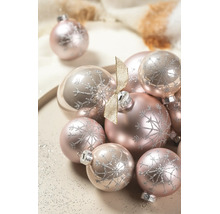 Roze kerstballen met een zilveren glittersneeuwvlokkenpatroon, mat en glanzend, gedecoreerd met een gouden strik.
