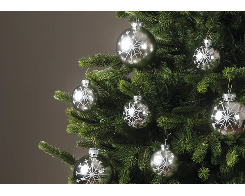 Kerstboom versierd met zilveren kerstballen met een glinsterend sneeuwvlokmotief.