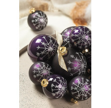 Paarse kerstballen met zilveren sneeuwvlokdecoratie, mix van glanzend en mat oppervlak, met gouden hangers.