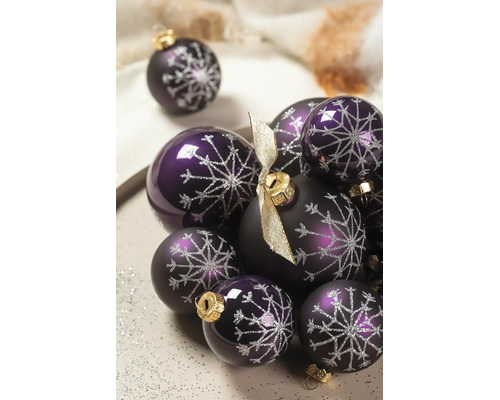 Paarse kerstballen met zilveren sneeuwvlokdecoratie, mix van glanzend en mat oppervlak, met gouden hangers.