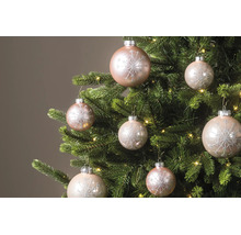 Kerstboom versierd met kerstballen met sneeuwvlokpatroon en een lichtsnoer.