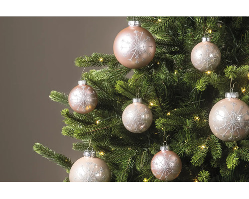 Kerstboom versierd met kerstballen met sneeuwvlokpatroon en een lichtsnoer.