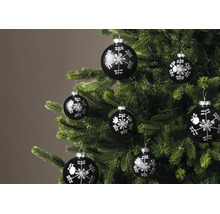 Zwarte kerstballen met zilveren sneeuwvlokmotief aan een kerstboom.