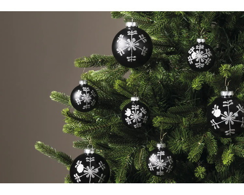 Zwarte kerstballen met zilveren sneeuwvlokmotief aan een kerstboom.