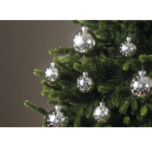 Kerstboom versierd met zilveren kerstballen met een glinsterend sneeuwvlokmotief.
