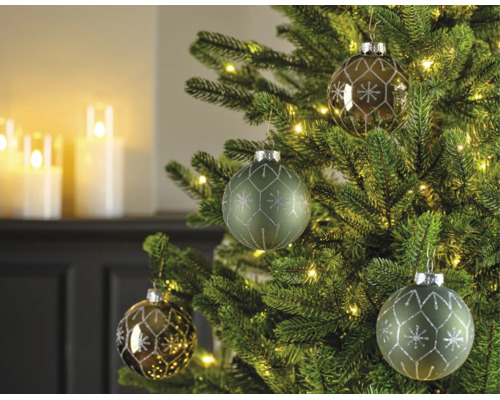 Kerstboom versierd met glazen kerstballen in groen en brons, voorzien van sneeuwvlokpatronen en verlicht met warmwitte lichtjes.