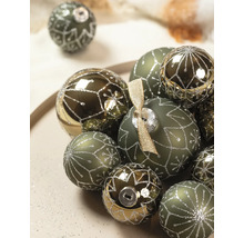 Kerstballen in verschillende maten, deels mat, deels glanzend, met zilveren glitterpatroon en een strik.