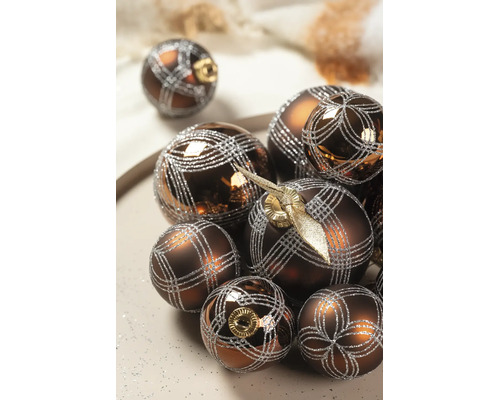 Meerdere bronskleurige kerstballen in verschillende formaten met een zilveren glitterroosterpatroon.