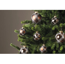 Bruine kerstballen met zilveren ruitpatroon hangend aan een groene kerstboom.