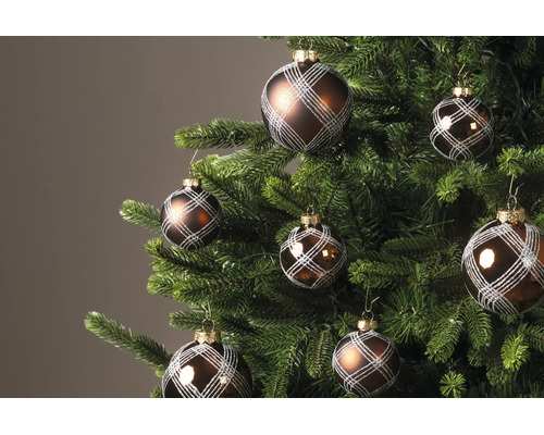 Bruine kerstballen met zilveren ruitpatroon hangend aan een groene kerstboom.