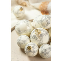 Witte kerstballen met zilveren glitterpatronen en gouden kapjes in verschillende maten.